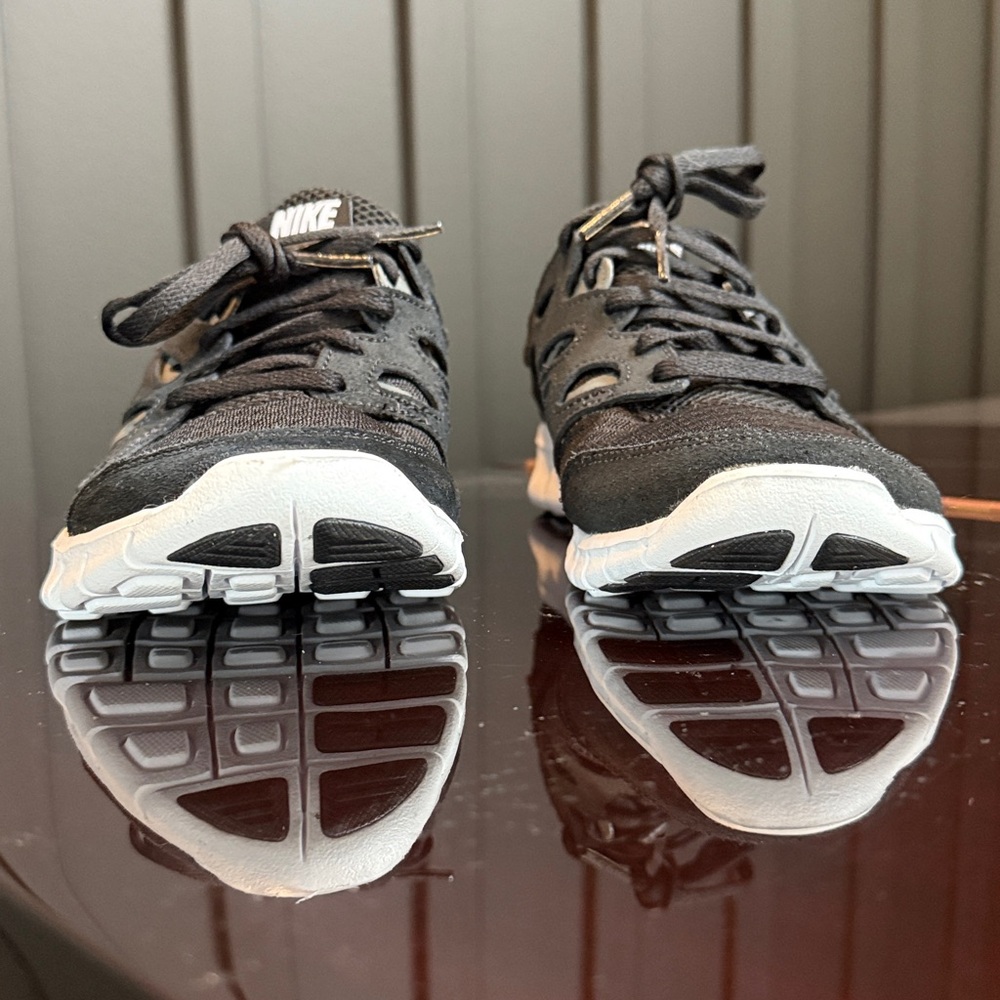 Nike Free Run 2 | Black White Sneakers | Size 6Y Women's -7.5 NWOT Running Shoes - Picture 15 of 17